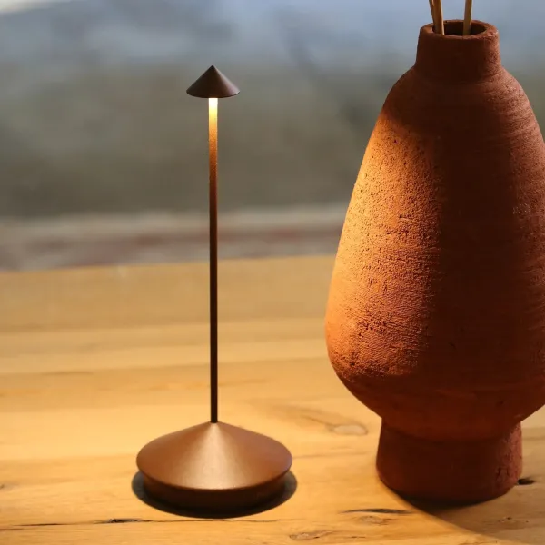 Zafferano Pina – Rechargeable Table Lamp Lampes-à-porter Corten