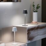 Poldina Bianca lampada da tavolo portatile ricaricabile a led Poldina Bianca lampada da tavolo portatile ricaricabile a led