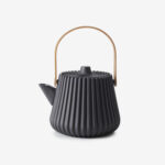 Pekoe Teiera Nera Manico Bambu Con Infusore Di Lucas Frank Revol Laterale 1